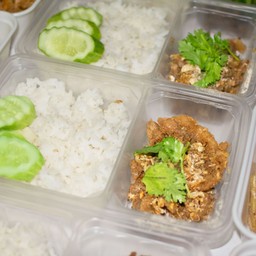 ไก่ทอดพริกไทยกระเทียมราดข้าว