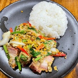 ผัดผงกระหรี่หมูกรอบ  เป็นกับข้าว