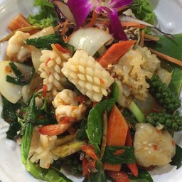 ผัดฉ่ารวมมิตรทะเล