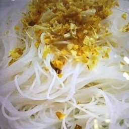 หมี่ขาวลาวกระเทียมเจียว