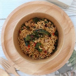 มาม่าผัดกะเพราหมูสับ