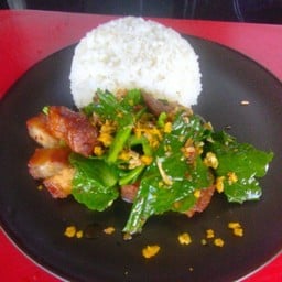 ผัดคะน้าหมูกรอบ  เป็นกับข้าว