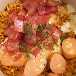 มาม่าเผ็ดเกาหลี + เบคอน + ไส้กรอกหนังกรอบ