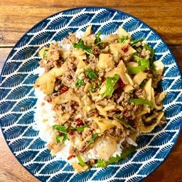 ข้าวราดผัดกระเพราเนื้อสับหน่อไม้ดอง