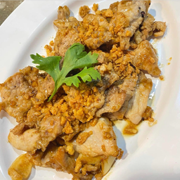 หมูทอดกระเทียม กับข้าว