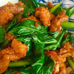 หมูทอดคะน้าราดข้าว