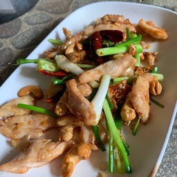 ไก่ผัดเม็ดมะม่วง Fried chicken with cashew nut