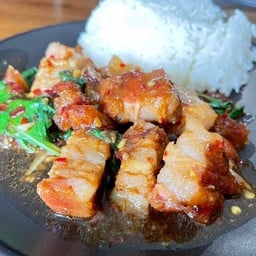 กระเพราหมูกรอบ เป็นกับข้าว