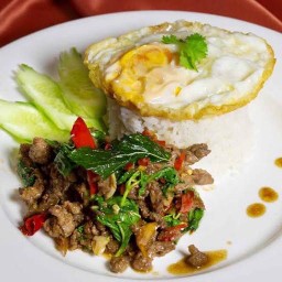 กะเพราเนื้อราดข้าวไข่ดาว