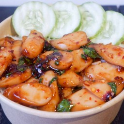 ข้าวกะเพราไส้กรอกไก่ แถมไข่