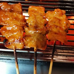 หมูติดมัน 15 ไม้ ข้าวเหนียว 1 ห่อ