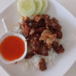 เนื้อทอดกระเทียมราดข้าว