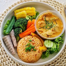 ข้าวกล้องดอยอบกระเทียม + พะแนงอกไก่กะทิธัญพืช ลีน