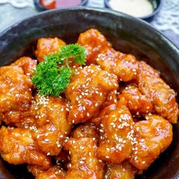 ไก่ไม่มีกระดูกคลุกซอสสวีทฮันนี่ 6 ชิ้น