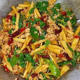 ผัดเผ็ดเนื้อหน่อไม้ดอง กับข้าว
