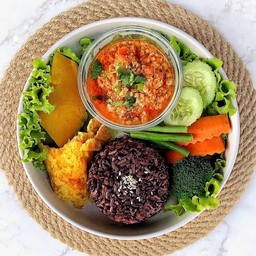 ข้าวไรซ์น้ำพริกอ่องหมู + ไข่ต้มยางมะตูม