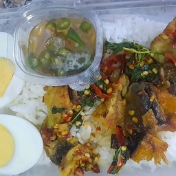 ข้าวกระเพราปลาดุกย่าง