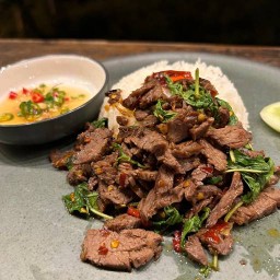 ข้าวราด กะเพราเนื้อ