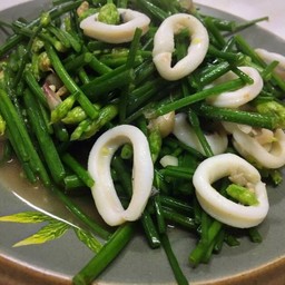 ปลาหมึกผัดดอกหอม