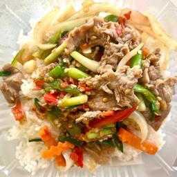 ข้าวราดเนื้อผัดพริกสด