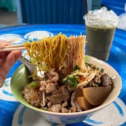 ตาหวานก๋วยเตี๋ยวเรือ แยกนาเมือง
