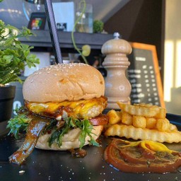 [อร่อยซ่ากับโค้ก] เบอรเกอร์หมูบาบีคิว +  โค้ก ออริจินัล (กระป๋อง)