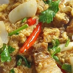 หมูกรอบผัดผงกะหรี่ราดขาว