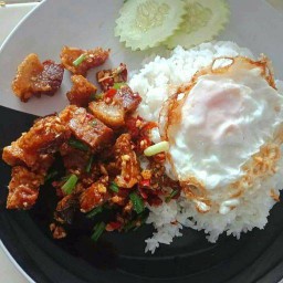 ข้าวราดหมูกรอบผัดพริกเกลือ