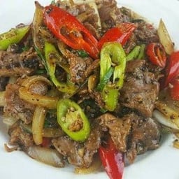 เนื้อผัดพริกไทยดำราดข้าว
