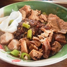 บะหมี่เนื้อน้ำตก ( ธรรมดา ) Egg Noodles with Namtok Beef ( Normal )