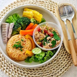 ข้าวกล้องดอยอบกระเทียม + หมูผัดพริกแห้งลีน