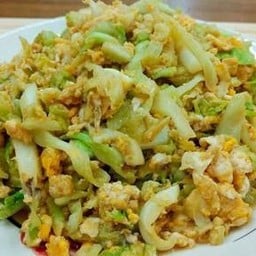 กะหล่ำปลีผัดไข่ กับข้าว