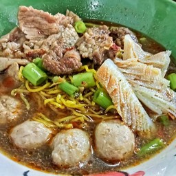 บะหมี่เนื้อน้ำตก ( พิเศษ ) Egg Noodles with Namtok Beef ( Special )