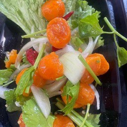 ยำไข่แดง