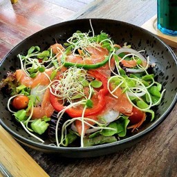 สลัดแซลมอนรมควัน