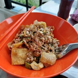 ยำเกี๊ยวกรอบหมูสับ