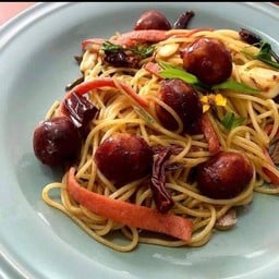 สปาเก็ตตี้คั่วไส้กรอกอีสาน