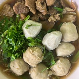 ก๋วยเตี๋ยวเนื้อเปื่อย พิเศษลูกชิ้นจัมโบ้