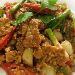 หมูหมักผัดผงกะหรี่ราดข้าว