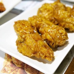 ปีกบนคลุกซอสกระเทียม 6 ชิ้น