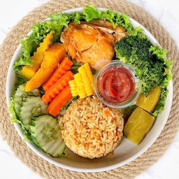 ข้าวกล้องดอยอบกระเทียม + สะโพกไก่นุ่มย่างเกลือ ซอสมะเขือเทศ Brownrice with garlic and tender Braised Chicken