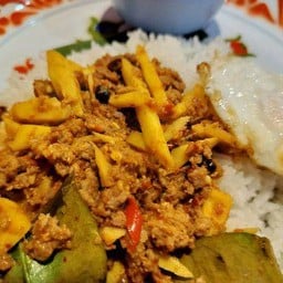 ผัดพริกแกงเนื้อสับ +หน่อไม้ + ไข่ดาว