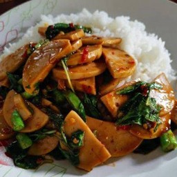 ผัดกระเพราหมูยอราดข้าว