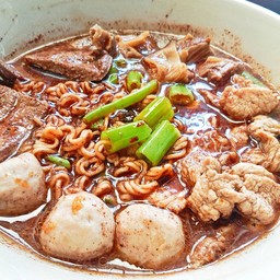 มาม่าหมูน้ำตก (พิเศษ) Instant Noodles with Namtok Pork (Special)