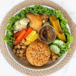 ข้าวกล้องดอยสะโพกไก่ย่างจิ้มแจ่ว