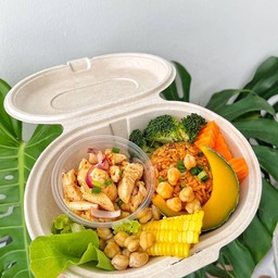 ข้าวผัดกระเทียม+ ยำไก่แซ่บ Brownrice with Laab chicken spicy