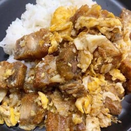 หมูกรอบคั่วไข่ราดข้าว