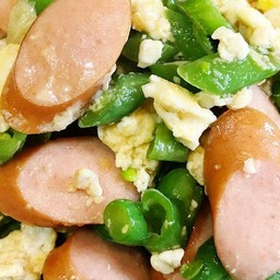 ข้าวหน้าถั่วฝักยาวผัดไส้กรอกใส่ไข่