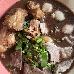 ก๋วยเตี๋ยวน้ำตกซี่โครงหมูตุ๋น