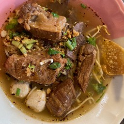 ก๋วยเตี๋ยวหมูตุ๋นต้มยำน้ำใส